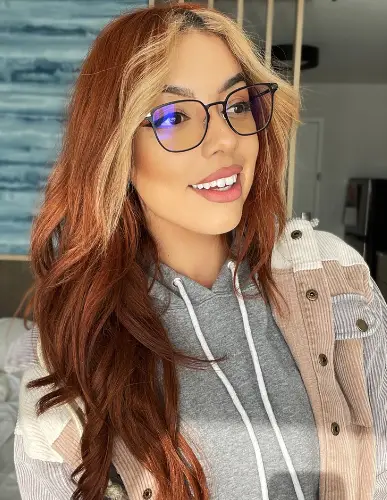 LadiGeek streaming live Pokémon card openings with community